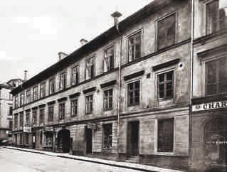Teknologiska institutet var fram till 1863 inhyst i denna byggnad, det så kallade Modellkammarhuset, beläget på Mäster Samuelsgatan 47 i vad som senare skulle bli Stockholms city.
