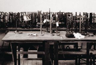 Modellören och modellkonstnären David Ljungdahl ägnade många år åt att restaurera och reparera gamla modeller från den Kungliga modellkammaren likasom Polhems mekaniska alfabet under 1930- talet på
