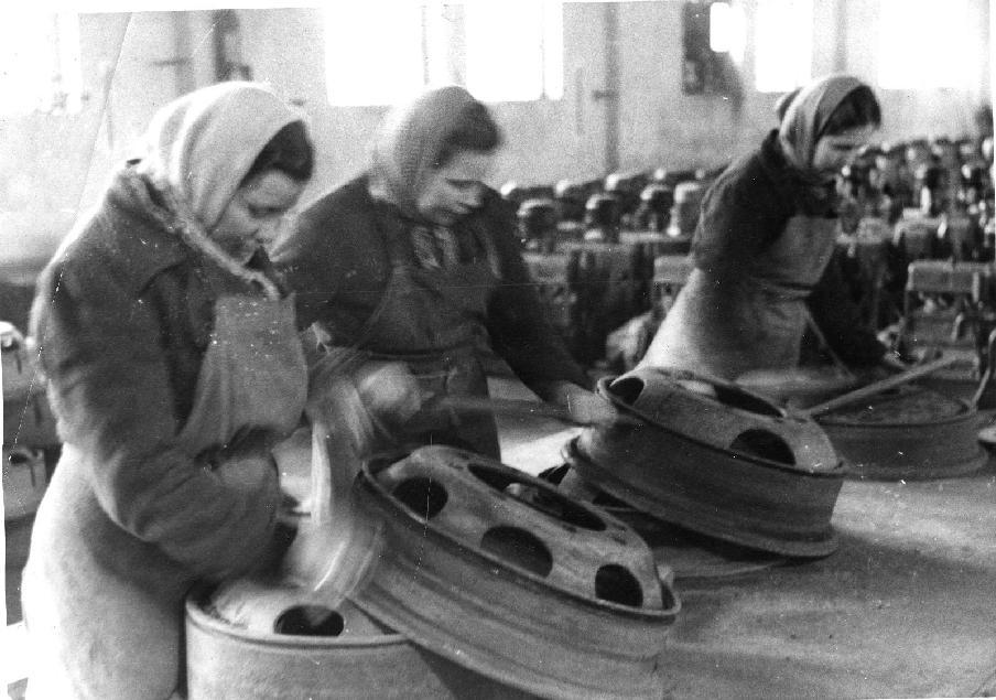 Tvångsarbetare Tvångsarbetare från Sovjetunionen som arbetar inom den tyska försvarsindustrin, 1945.