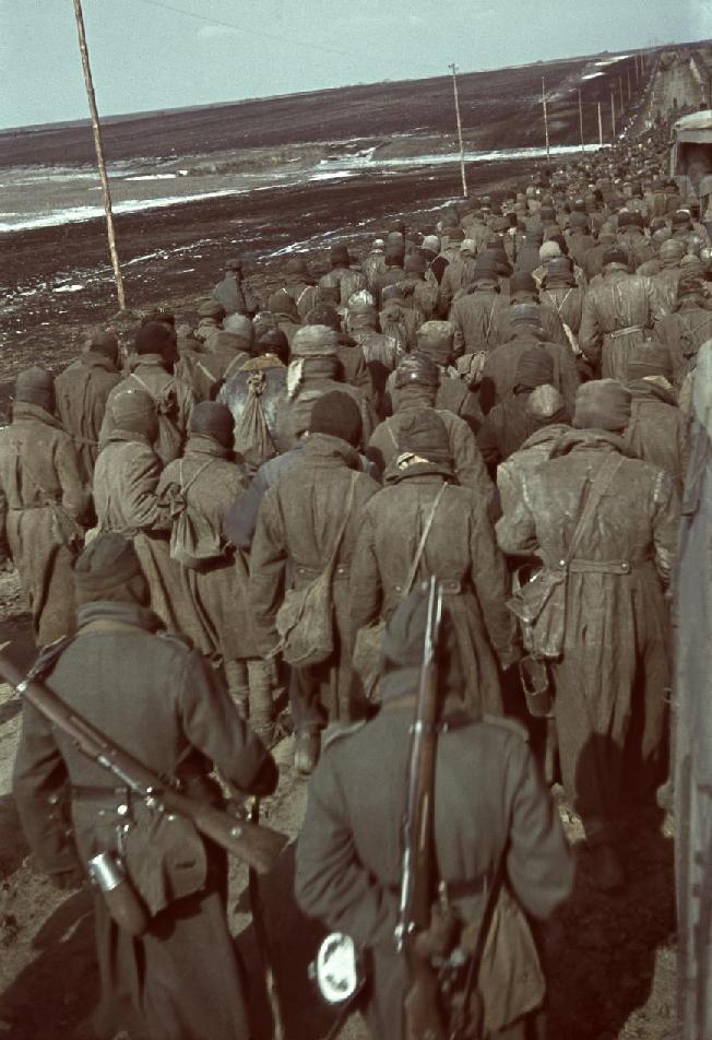 Krigsfångar Fotografi med sovjetiska fångar till fots nära Charkiv, tyskockuperade Ukraina, 1941 1942. Det fanns ungefär 8 000 fångläger under och efter kriget i Europa.