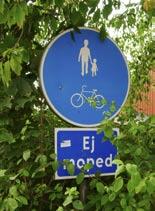 Moped får köra på gångvägar Moped räknas enligt lagen som ett långsamt och oskyddat fordon och får därför framföras på gång- och cykelvägar.
