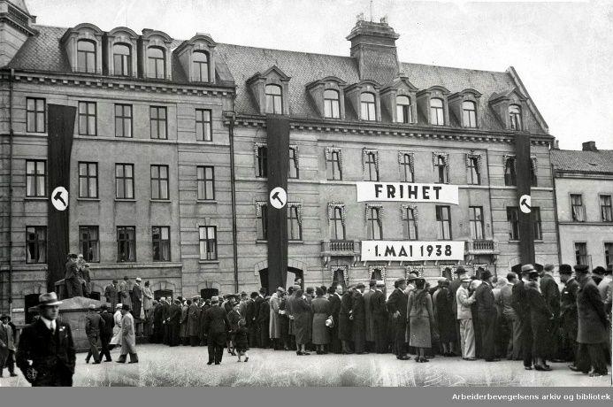 Norske Arbeiderpartiet står det att demonstrationsmärket 1938 var hammare-märket,