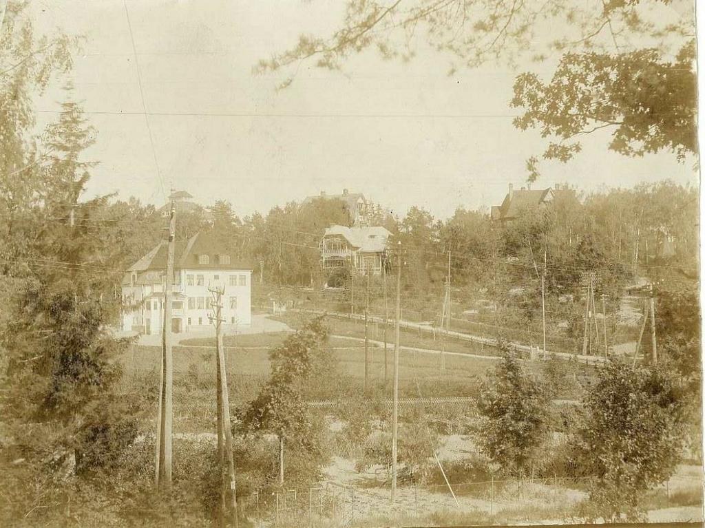 Äldre foto från tidigt 1900-tal som visar kvarteret Ysäter. Med fastigheten Beowulf 10 i förgrunden syns Villa Danas toppformade tak i bakgrunden.