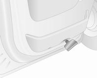 Lampa framdörrpanel 1. Ta bort lampenheten med en plattskruvmejsel. 2. Ta bort lampglaset från lampan. 3. Byt glödlampa och sätt tillbaka lampglaset. 4. Sätt tillbaka lampenheten.