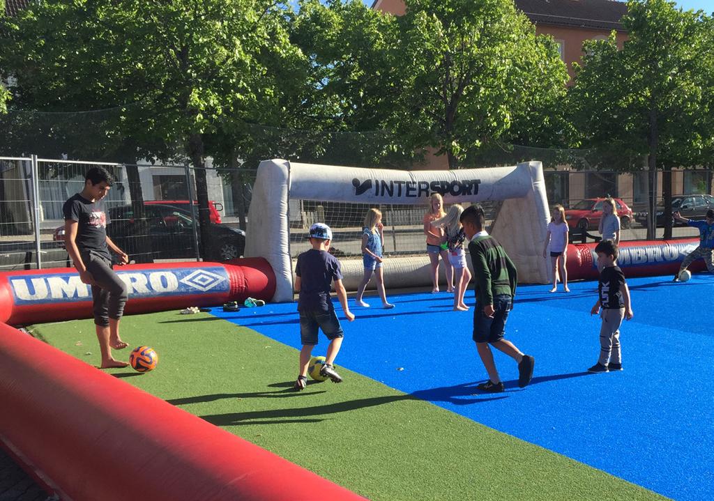 Fotboll på Fredstorget hela sommarlovet! Från tisdag 18 juni och hela sommarlovet finns det en gräsplan med bollsarg på Fredstorget. Spela fotboll varje dag. Sargen uppblåst kl 10-19.