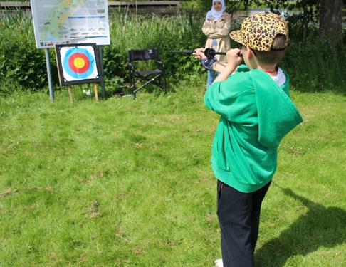 med 4H i Vireda, kl 10-15 Samling på skolgården. Kom och pröva på en rad olika aktiviteter med 4H, exempelvis att skjuta med blåsrör. Vi leker, spelar, tävlar och har kul tillsammans.