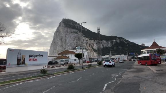 spännande och god middag samt artgenomgång var vi alla ganska tacksamma att få krypa till kojs. Gränsövergången till Gibraltar, den går över flygplatsen.