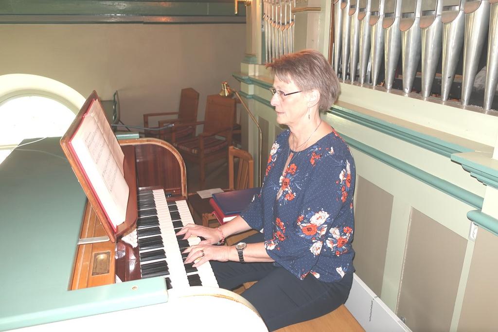 44 år på orgelpallen Inför det att Barbro Magnusson nu avslutar sin tjänst för att gå i välförtjänt pension har vi ställt några frågor till henne.