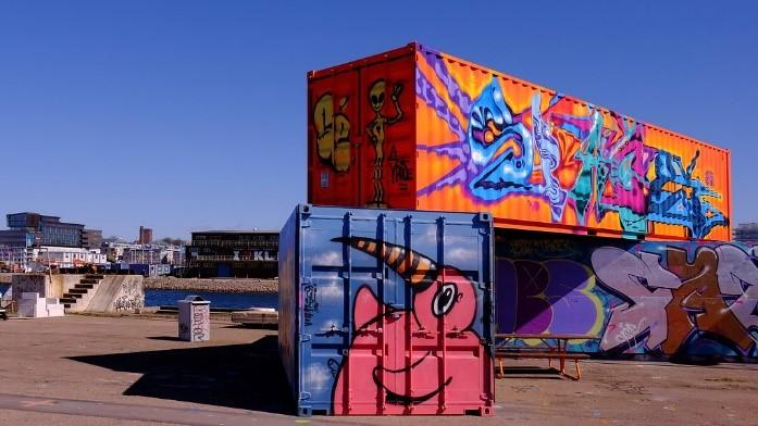 Graffitin klumpades ihop med Hiphop då det kom från samma ställe vid ungefär samma tidpunkt, men olika graffitimålare har olika åsikter om det.