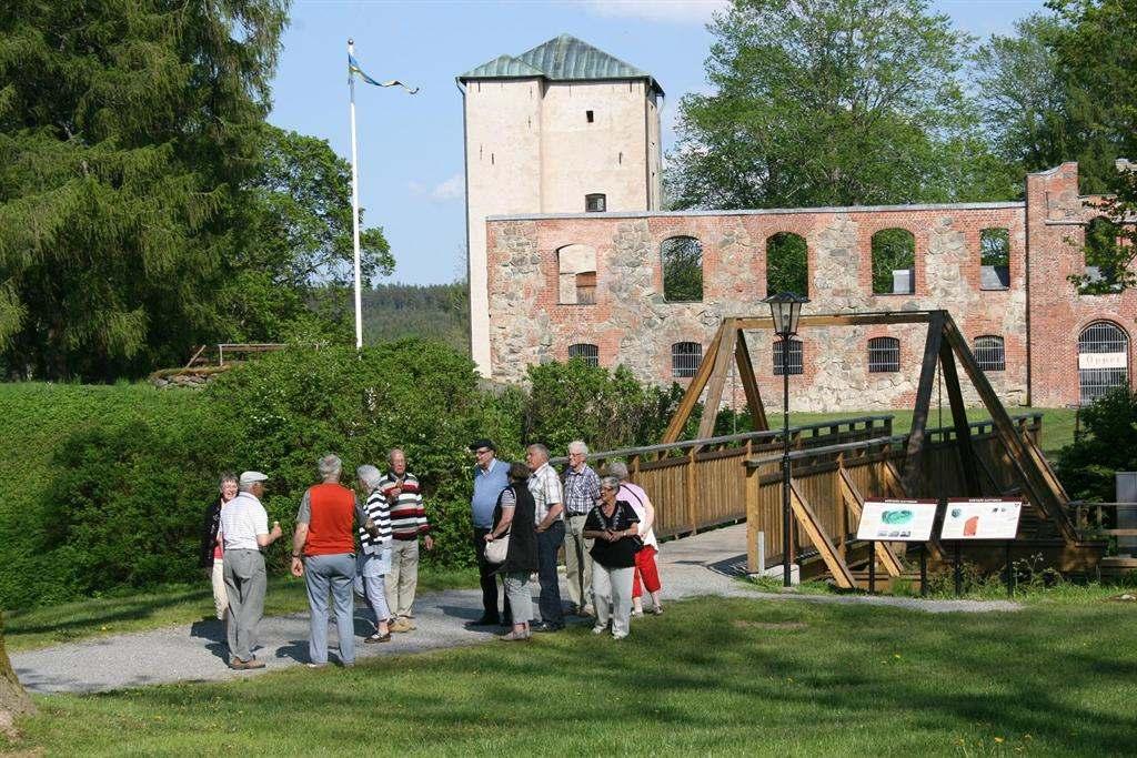 Färden fortsatte nu mot Sandhult på berg-och dalbanevägar, ut på 180:an mot Hedareds Stavkyrka, Sveriges enda i sitt slag, där vi hade turen att få komma in och titta på gamla målningar i både kor