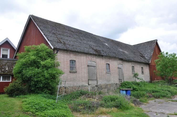 Egen vattenbrunn till djur/bevattning. Garage/förvaring Ca 100 m² byggnadsarea.