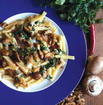 STROZZAPRETI MED GORGONZOLA, SVAMP OCH VALNÖTTER 4 msk extra jungfruolja 200 g klyftade champinjoner 1 röd spansk peppar 50 g hackade valnötter 150 g gorgonzola 400 g strozzapreti ½ dl finhackad