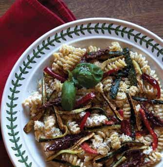 ade för 4 portioner FUSILLI MED STRIMLADE GRÖNSAKER 2 små zucchini 1 stor röd paprika 1 röd spansk peppar 4 msk extra jungfruolja 2 msk hackade soltorkade tomater salt och svartpeppar 250 g ricotta