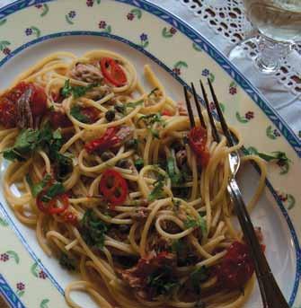 Alla recept är beräk SPAGHETTI MED SARDELLER OCH TONFISK 10 sardeller 200 g tonfisk i olja 2 dl fiskbuljong 1 röd spansk peppar 12 mogna körsbärstomater 2 msk kapris 400 g spaghetti 2 msk extra
