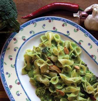 FIOCCHI MED BROCCOLI- PESTO 250 g broccoli 50 g skållad hackad sötmandel 1 dl extra jungfruolja 2 vitlöksklyftor ½ röd spansk peppar 3 msk riven parmesan svartpeppar 400 g pasta fiocchi Alla recept