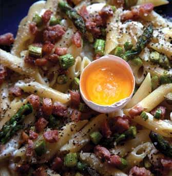 nade för 4 portioner PENNE RIGATE MED PANCETTA OCH ÄGGULA 1 msk extra jungfruolja 160 g tärnad pancetta 1 finhackad schalottenlök 1 bunt grön sparris 400 g penne rigate 2 st tryffelburrata (200 g)