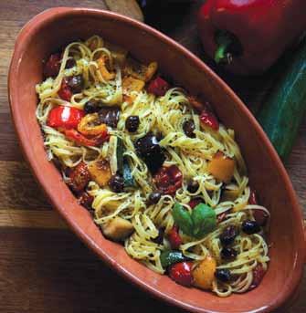 Alla recept är beräkn TAGLIATELLE MEZZANELLE MED ROSTADE GRÖNSAKER 4 msk extra jungfruolja 1 zucchini 1 aubergine 1 röd paprika 1 gul paprika 140 g urkärnade Leccinooliver 200 g körsbärstomater salt