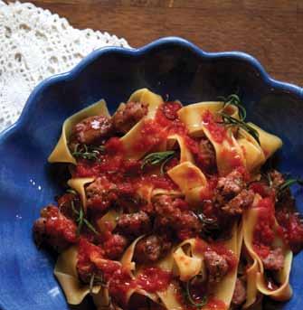 ade för 4 portioner PAPPARDELLE MED SALSIC- CIA OCH GRÖNSAKER 4 msk extra jungfruolja 300 g färsk salsiccia 2 msk finhackad rosmarin ½ finhackad gul lök 1 dl torrt vitt vin 400 g finkrossade tomater