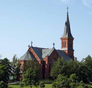 Arkitekturen skiljer sig från övriga medeltida stenkyrkor i Finland genom att koret är byggt i tre skepp, medan resten av kyrkan är indelad i två skepp.