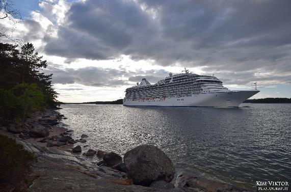 Seas Antal anlöp: 4 Magellan lämnar Stadsgården 2015.09.15 Marco Polo passerar Sollenkroka 2018.07.16.