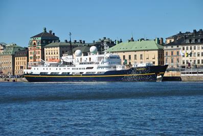 090 Passagerare: 2490 0 Sea Cloud II passerar Sollenkroka 2015.06.28.