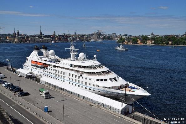 Silversea cruises Byggd: 1995 Längd: 156 meter GT: 16 800 Passagerare: 296 Silver Spirit passerar