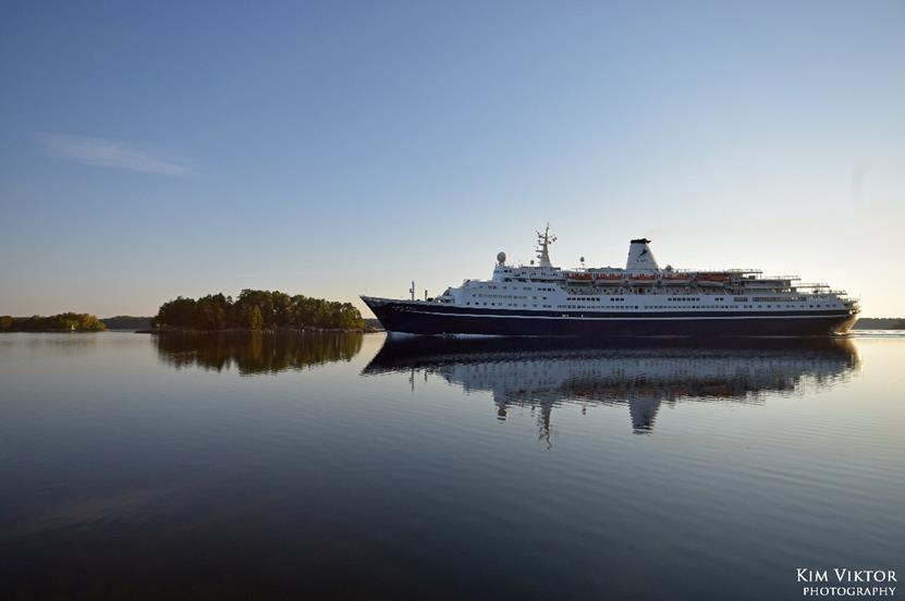 Stockholms hamn Kryssningsfartygen i Stockholm lägger till vid Stadsgården (på Södermalm), Skeppsbron (mitt i Gamla stan), på Strömmen (fartygen ligger för ankrad, passagerarna körs in med tenderbåt)