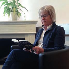 Birgitta läser för äldre och är nu inne på sista delen av Per Anders Fogelströms Stad-serie. Hon menar att det går jättebra att läsa kapitelböcker om språket är lätt och handlingen är enkel att följa.