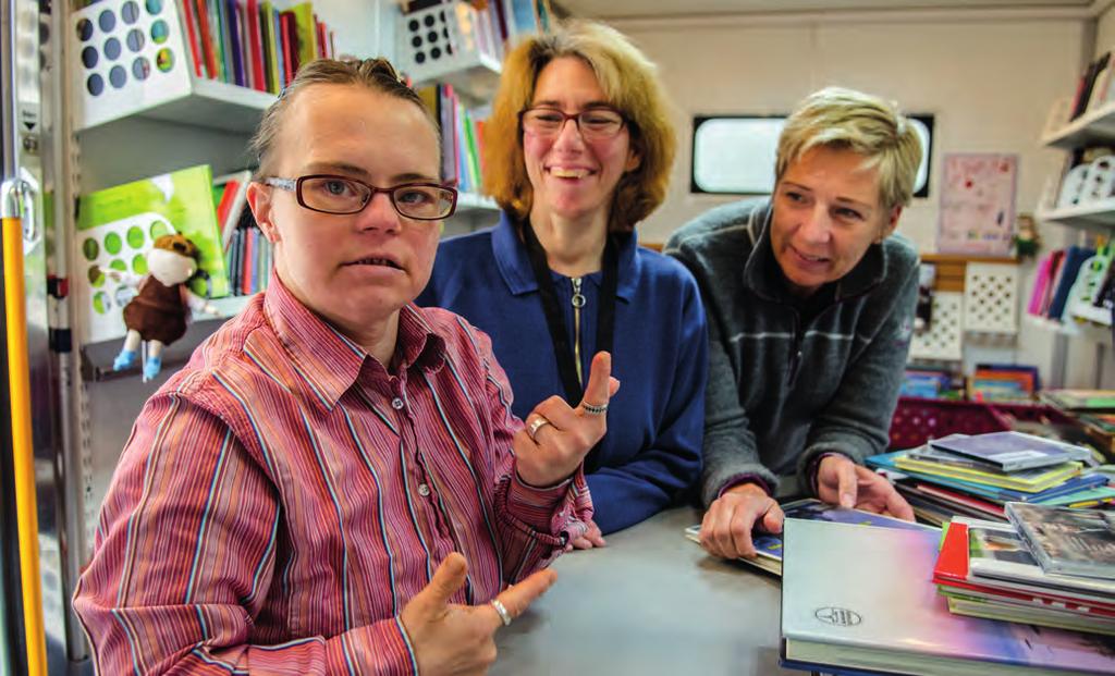 LÄSOMBUDET nr 2. 2019 Bokbussen besöker storlånare på en daglig verksamhet för personer med intellektuell funktionsnedsättning och hörselnedsättning. Foto: Ester Hedberg, Läs&Skriv, Dyslexiförbundet.