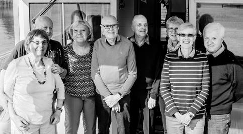 Åtta av Torsdagsklubbens tio deltagare samlade till kvartalsmiddag. Från vänster Kerstin och Mats Ödman, Gunilla och Björn Kjellman, Per och Nina Dahlbeck, Erik Wejtko och Angela Mesterton Wejtko.