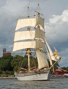 När man är ute med segelfartyg är det inte ovanligt med nyfikna fritidsbåtar. Alla vill komma nära, titta och fotografera.