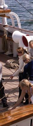 följa med på en resa de aldrig kommer att glömma! Vi sätts direkt i arbete och får instruktioner i riggklättring och segelsättning.