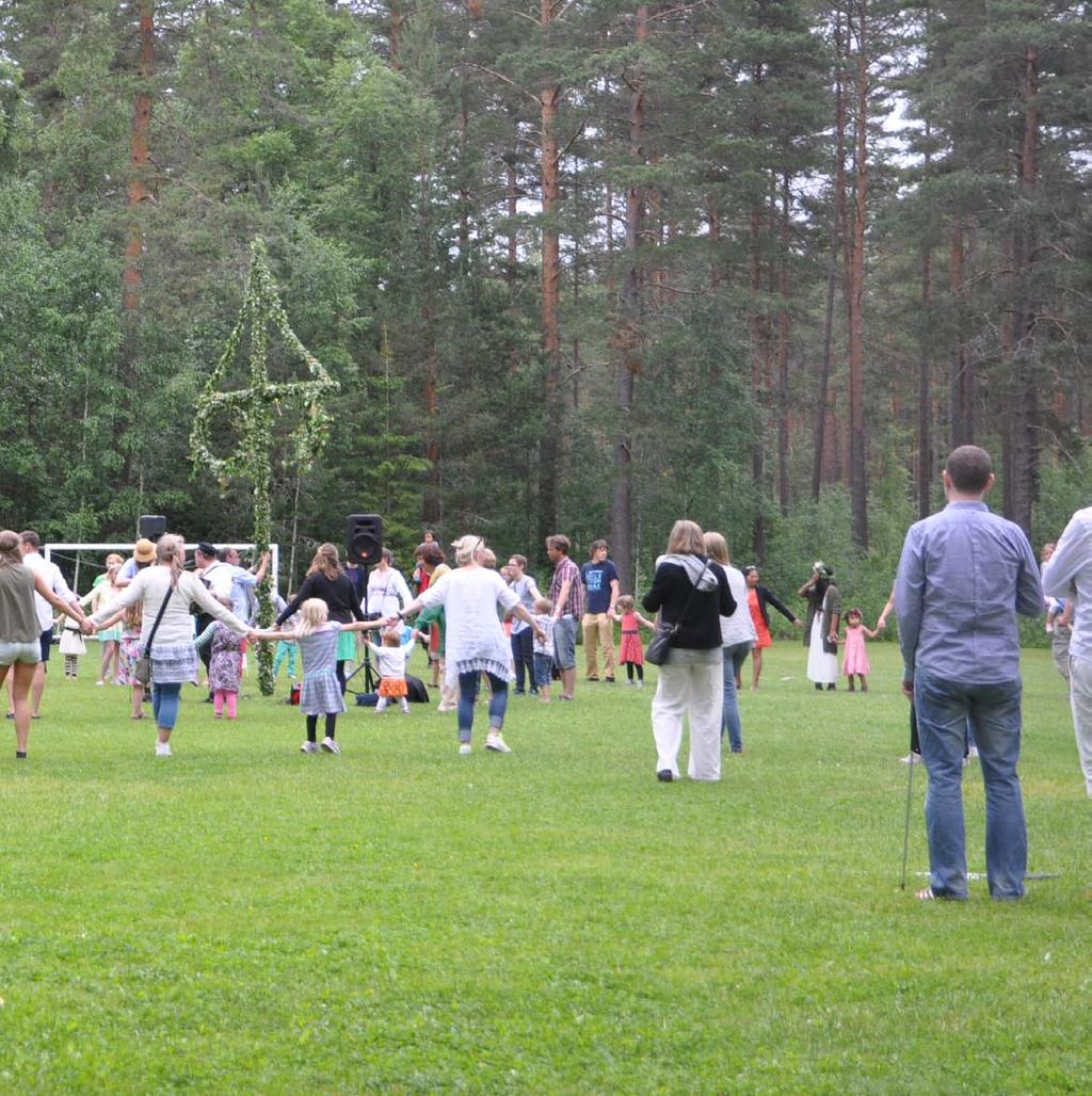 Midsommar Midsommarafton på Älvåsa ca-tider 18.00 Spelmän och stångresning, ringlekar och gratis glass till barnen. 18.30 Kvällens värdar David Norgren och Samuel Wångehag presenterar kvällens medverkande.