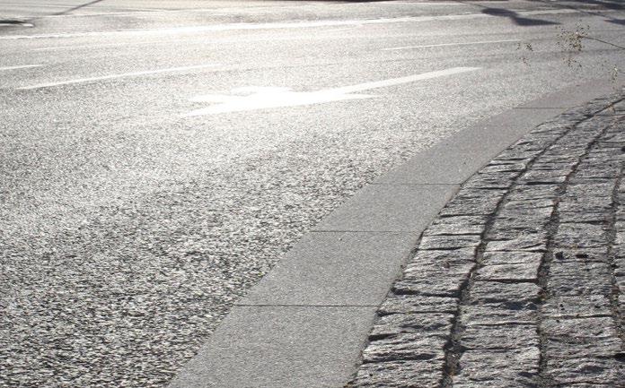 kollektivtrafik. Trottoar bör finnas på ena sidan.