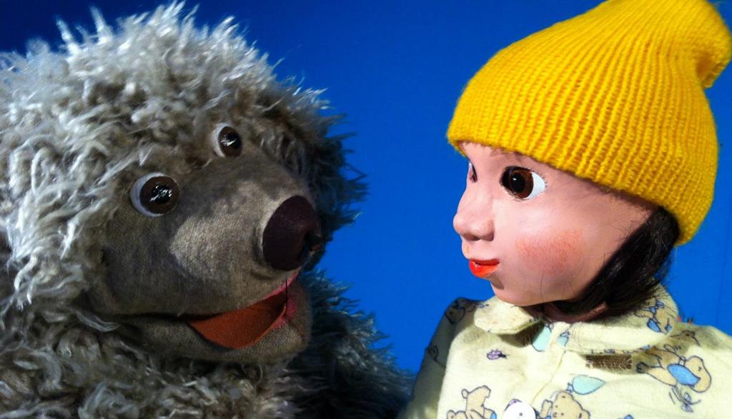 Hunden Bobbo är Majas bästa vän, men hur blir man en bra kompis, varför blev Bobbo ledsen, och hur ska Maja kunna göra honom glad igen? För barn 2-7 år, speltid ca 30 min.