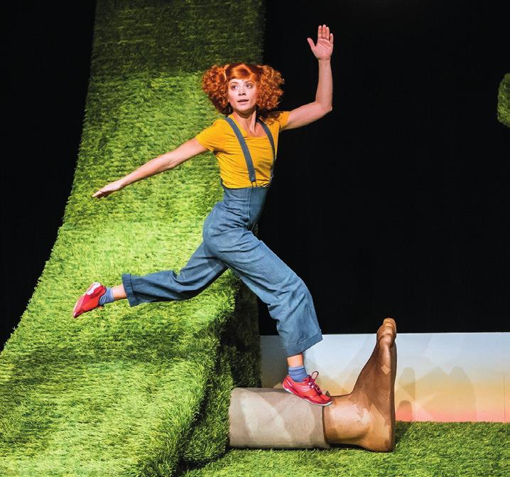 GRÄS Claire Parsons Co i samarbete med Marionetteatern - Regionteatern Blekinge Kronoberg Dansföreställning där scenen är täckt av gräs och en halv bil är på väg in.