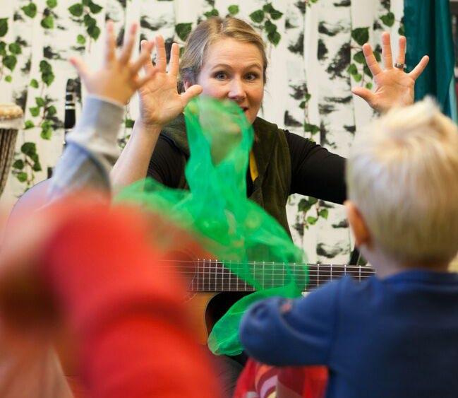 Vi får träda in i sagornas förtrollande värld där våra dansare förvandlar sagostunden till ett riktigt äventyr. Du och ditt barn får också en mellanmålspåse med något smaskigt!