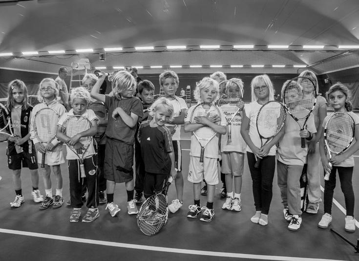 Här är några av de drygt 300 barn som spelar tennis i nybyggda hallen i hörnan Skiftesvägen-Åvavägen. Hallen invigdes med stor fest i mitten av oktober.