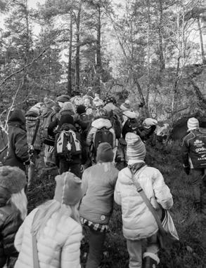 Elever i Rösjöskolan tar sig uppför berget på väg till fornborgen i Ellagård. Fornborg granne med Ellagård Så här kan fornborgen ha sett ut under järnåldern.