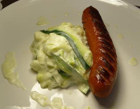 TORSDAG KORV MED CITRONZUCCHINI 30 MIN 1. Sätt på en gryta med lättsaltat vatten till zucchinin. 2. Hyvla zucchini med en potasskalare. Koka zucchinin ca 1 min, häll av vattnet. 3. Riv av det yttersta på citronen och pressa ur saften.