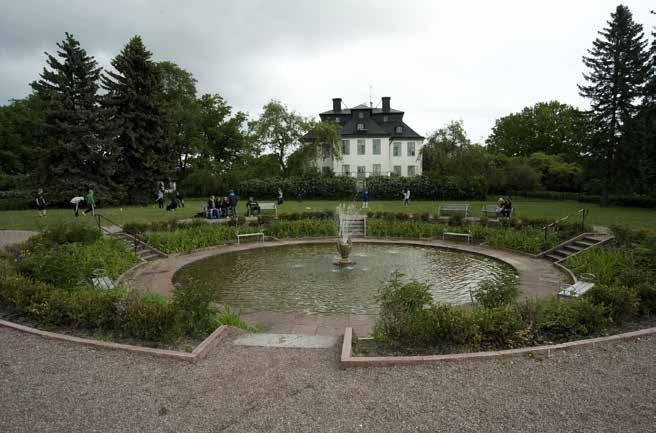 SLOTTETS KAROLINSKA KARAKTÄR I FORM AV ETT KRAFTIGT SÄTERITAK OCH ETT UTBYGGT SALSPARTI SYNS BÄST FRÅN PARKSIDAN. FOTO: J. MALMBERG.