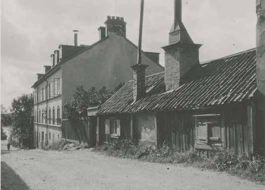 MELLAN YTTERSTA TVÄRGRÄND 2 OCH 6 FANNS TIDIGARE ETT LÅGT TRÄHUS SOM NUMERA ÄR ERSATT AV EN NY BYGGNAD. FOTO FRÅN 1920 I SSM:S ARKIV.