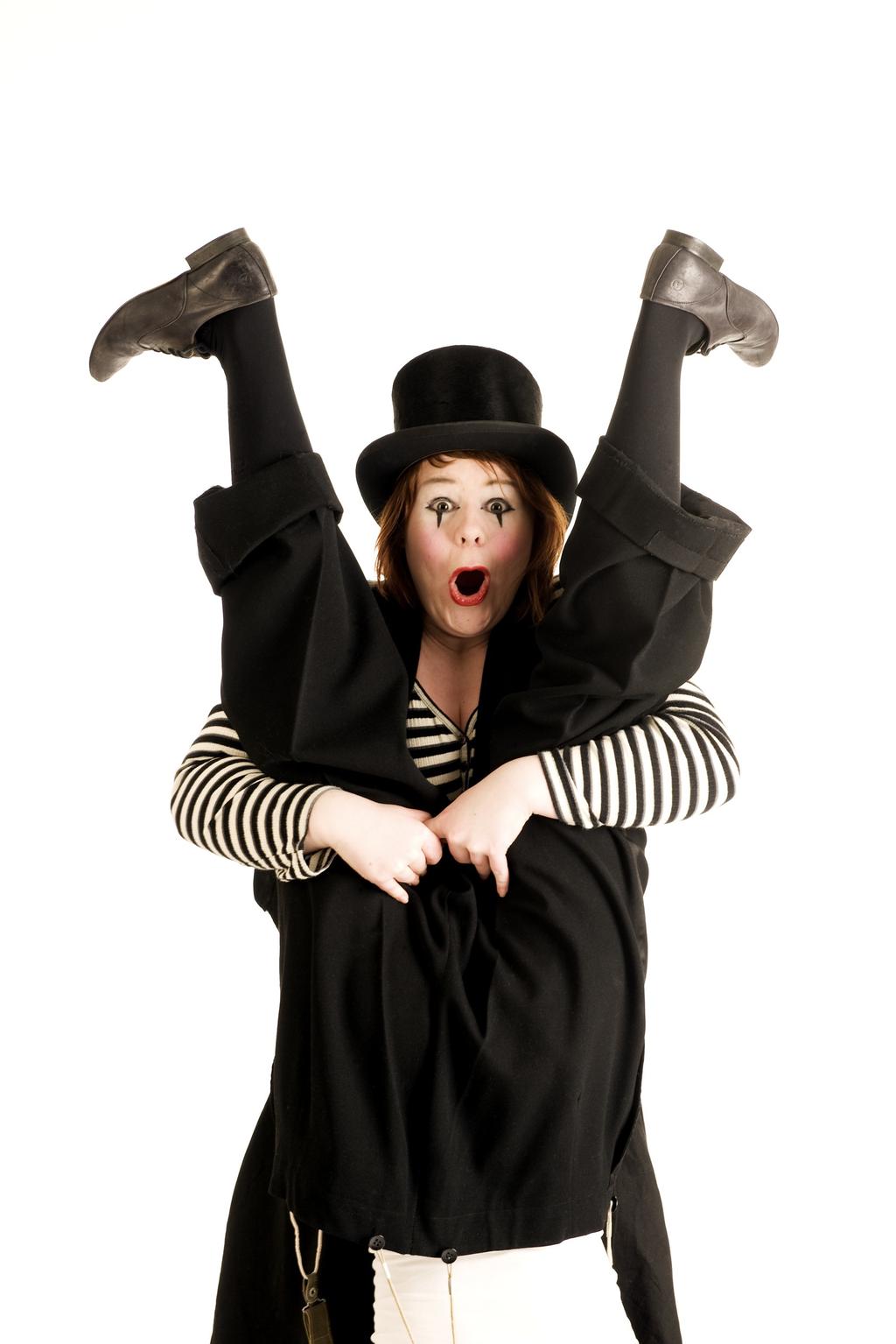 Sommarteater Vill du gå en teaterkurs? Det här är för dig som är nybörjare. Vi övar teater och provar att improvisera. Vi använder musik som inspiration. Vi ska ha kul med vår fantasi!