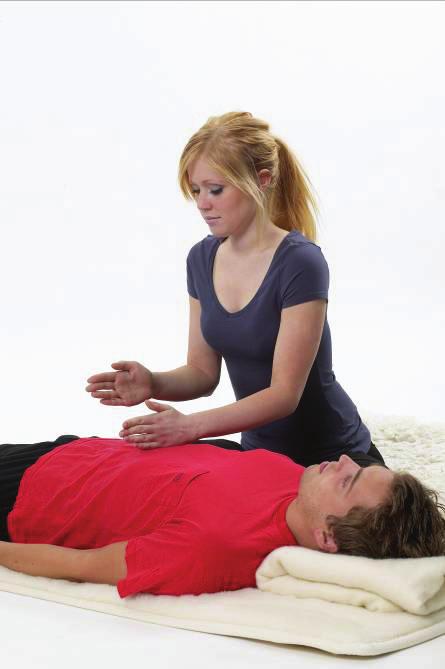 YOGISK HEALINGMASSAGE INTRODUKTION Massage är ett fantastiskt sätt att slappna av, ge spända muskler avspänning, öka cirkulation och flöde i den fysiska kroppen och i alla våra andra kroppar med.