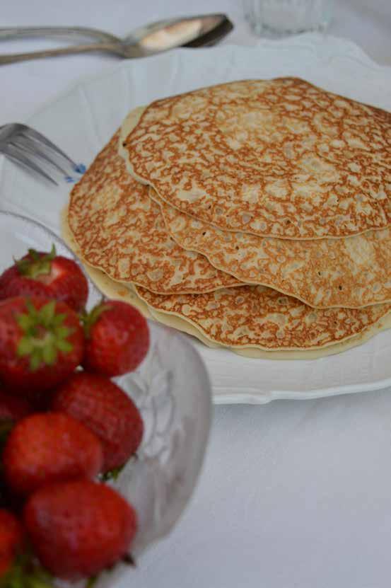 Och eftermiddagskaffe med pannkakor och jordgubbar