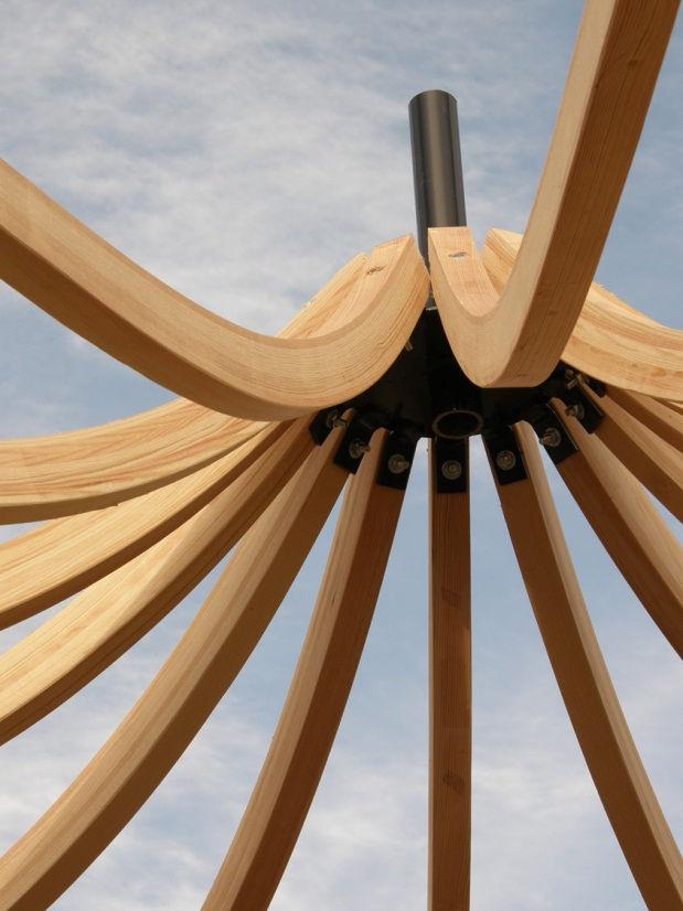 Formpressade lameller formar hättan. Hättan delvis klädd med furupanel. Hätta Den befintliga hättan har tjänat som mall för den nytillverkade.