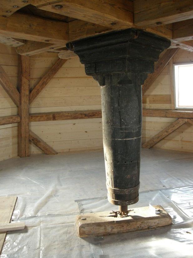Den nya porten har tillverkats av 200x35 mm granvirke som strukits med svart kallasfalt.