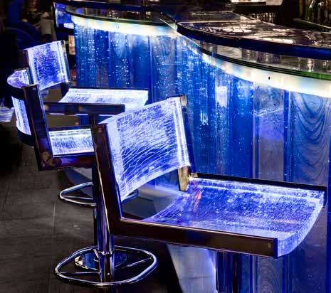 Den maffiga 3,5 ton kobaltblå baren tillsammans med glasstolarna är Kosta Boda Art Hotels naturliga