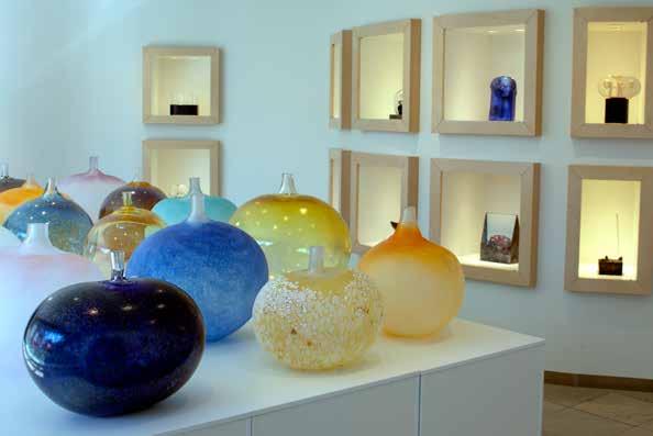 Välkommen till vår utställning med flera av världens främsta glaskonstnärer.