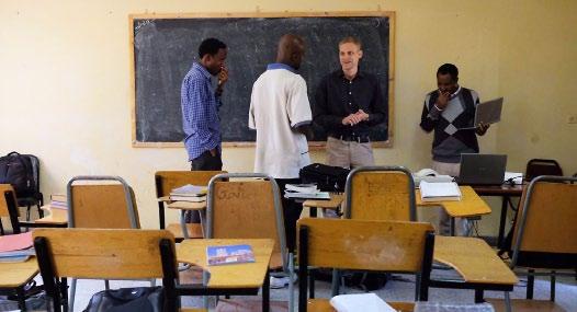 Elias i samtal med elever som han undervisar i teologi och exegetik i Mekane Yesus-kyrkans prästseminarium i Addis.